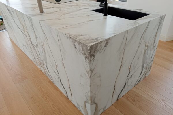 MONOBLOCCO IN NEOLITH CALACATTA LUXE CON VENA CONTINUA E ANTINE
