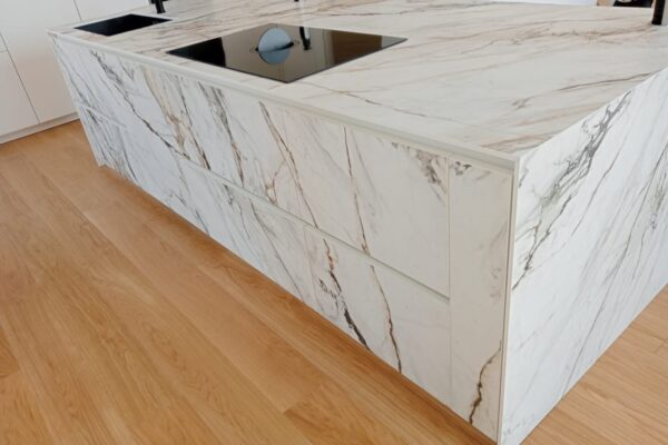MONOBLOCCO IN NEOLITH CALACATTA LUXE CON VENA CONTINUA E ANTINE