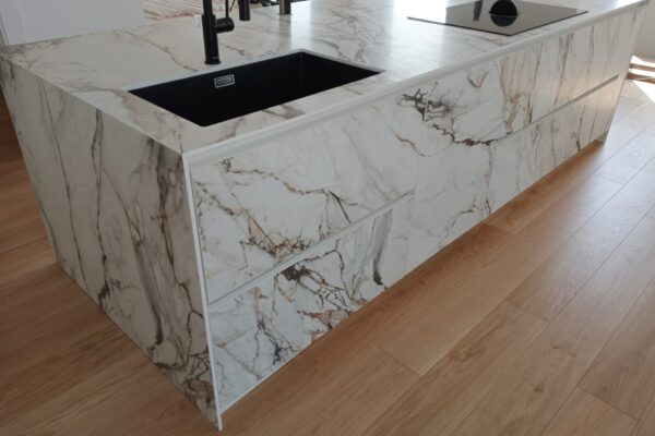 MONOBLOCCO IN NEOLITH CALACATTA LUXE CON VENA CONTINUA E ANTINE