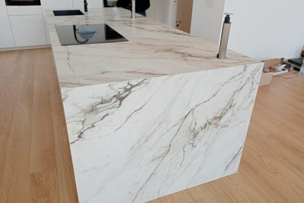 MONOBLOCCO IN NEOLITH CALACATTA LUXE CON VENA CONTINUA E ANTINE
