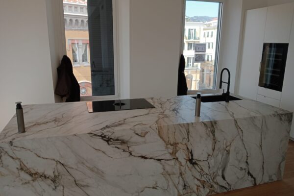 MONOBLOCCO IN NEOLITH CALACATTA LUXE CON VENA CONTINUA E ANTINE